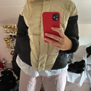 Puffjacka  - As nice jacka från pull and bear. Köpt i Spanien för 600kr, Orange foder på insidan. Använd 3-4 ggr. Något mer oversize passform. 100kr +frakt