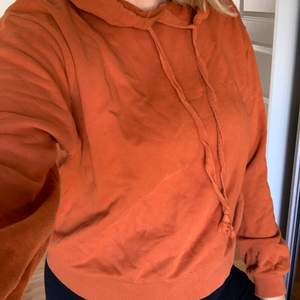 Orange/ brun hoodie från NA-KD i storlek M