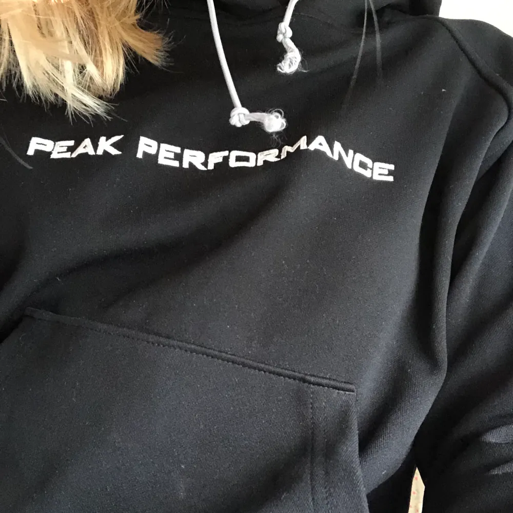 Skön hoodie från peak performance! Skriv för fler bilder eller frågor! Köparen står för frakt😊. Hoodies.