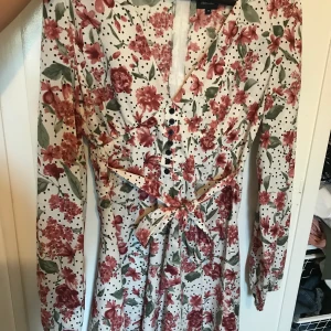 Somrig klänning - Oanvänd i storlek 38, passar en smal och medium 