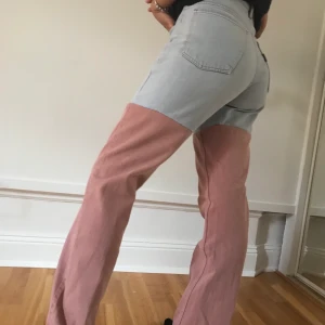 Jeans  - Asballa jeans som jag sytt själv, i blå jeans och rosa jeans tyg. Det rosa partiet har jag sytt på för att göra byxorna längre. Original byxan är köpta second hand och är i storlek 36. 