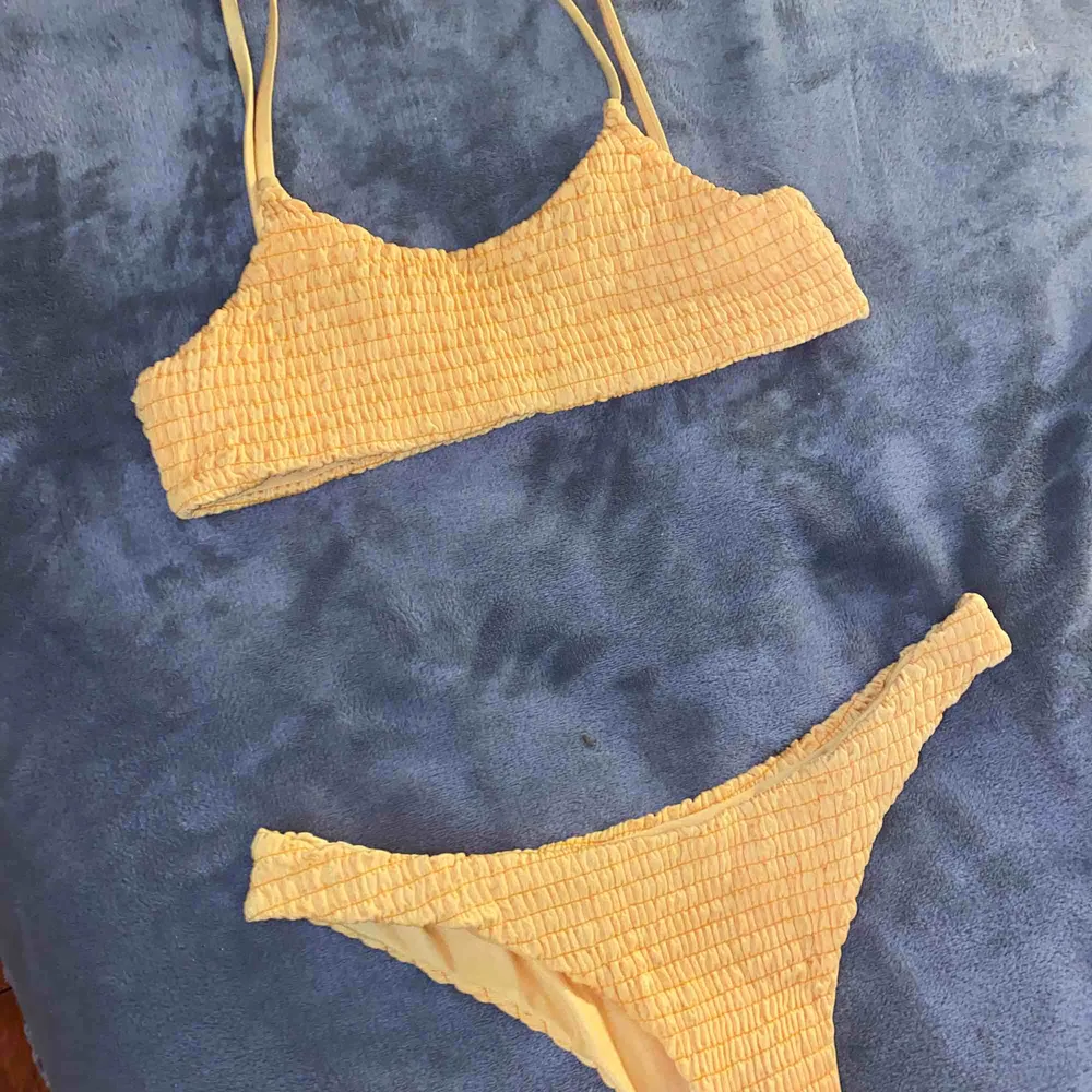 Gul bikini från ZAFUL! 💗 Storlek 36, S  Använd en gång men jag har svårt för gult, därför säljer jag den :)) Annars sjukt snygg modell  - köpare står för frakt . Övrigt.