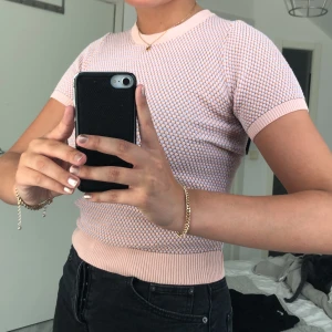 Zara, Tröja i storlek M - Bra skick! Storlek M, passar er som använder både S och M perfekt. Skriv ett rimligt pris till mig som ni vill köpa den för 💓