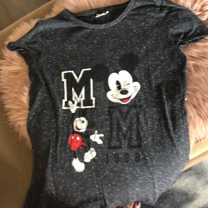 Mussepigg T-shirt  - Missepigg T-shirt hel och knappt använd ! Stor 42 i storlek men är liten 42 isåfall . Skulle säga M , lite oversize på mig som är S . 