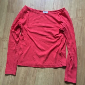 Cubus - Använt kanske 1 gång. Är off-the-shoulder men kan glida up när man reser armarna.