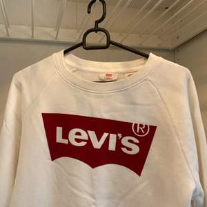 En helt oanvänd Levis tröja i storlek S men den är ganska stor så skulle passa M också. Kostade 600kr men säljer för 250kr.