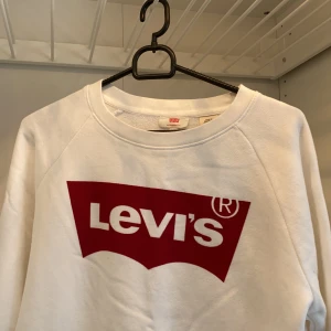 Helt oanvänd levis tröja.  - En helt oanvänd Levis tröja i storlek S men den är ganska stor så skulle passa M också. Kostade 600kr men säljer för 250kr.