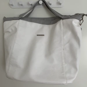 Björn Borg väska - Säljer en vit knappt använd axelväska från Björn Borg. Fin i skicket, bevarad och hel. Köparen står för frakten. 