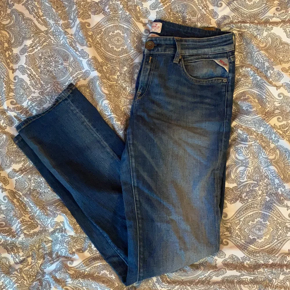 Säljer skönaste och snyggaste replay jeansen!! Nypris 1400kr. Modellen heter ”Vicki”. Säljes pga kommer inte till användning längre. . Jeans & Byxor.