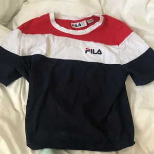Fila T-shirt - Söt fila t-shirt! Det står typ att storleken är L men den är snarare xs! Frakt tillkommer⭐️
