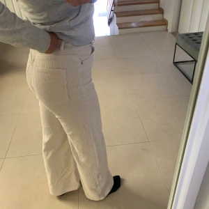 Manchester byxor från Weekday - Manchesterbyxor från weekday. Använda en gång. Nypris 500kr. Köparen står för frakten (63kr) 😝