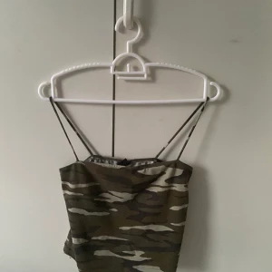 Linne med smala band💞XS - Säljer ett fint camouflage linne från Ginatricot💞                             Använt ca 3 ggr, skriv om ni har någon fråga eller vill se en bättre bild💞SWISH!