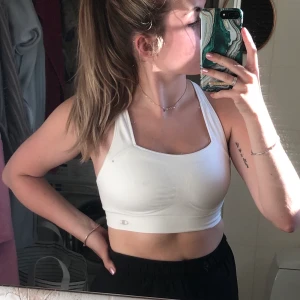 Champion top  - Säljer denna megastjärna och snygga sport toppen från champion säljer pga för liten storlek! Använd endast när jag tog dessa bilder! Passar bäst för de som har stl xs-s!  Frakt tillkommer ca 60 kr 