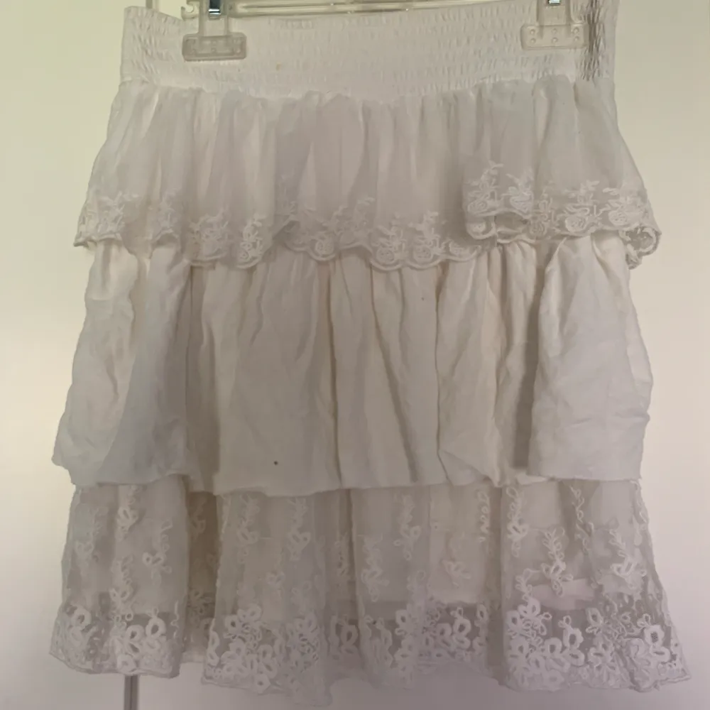 Kjol i barnstorlek, kan nog även passa en XS. Jätte söt kort kjol med resår i midjan. 25kr+frakt. Kjolar.