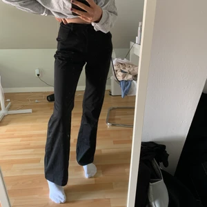 kostym byxor - Säljer dessa afj x nakd kostymbootcuten då dem är lite för små, är 170. Frakt tillkommer💞