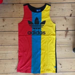 Adidas klänning/längre topp - Jätte cool Adidas Klänning som inte kommit till användning och är i super skick. Den är 78 cm lång