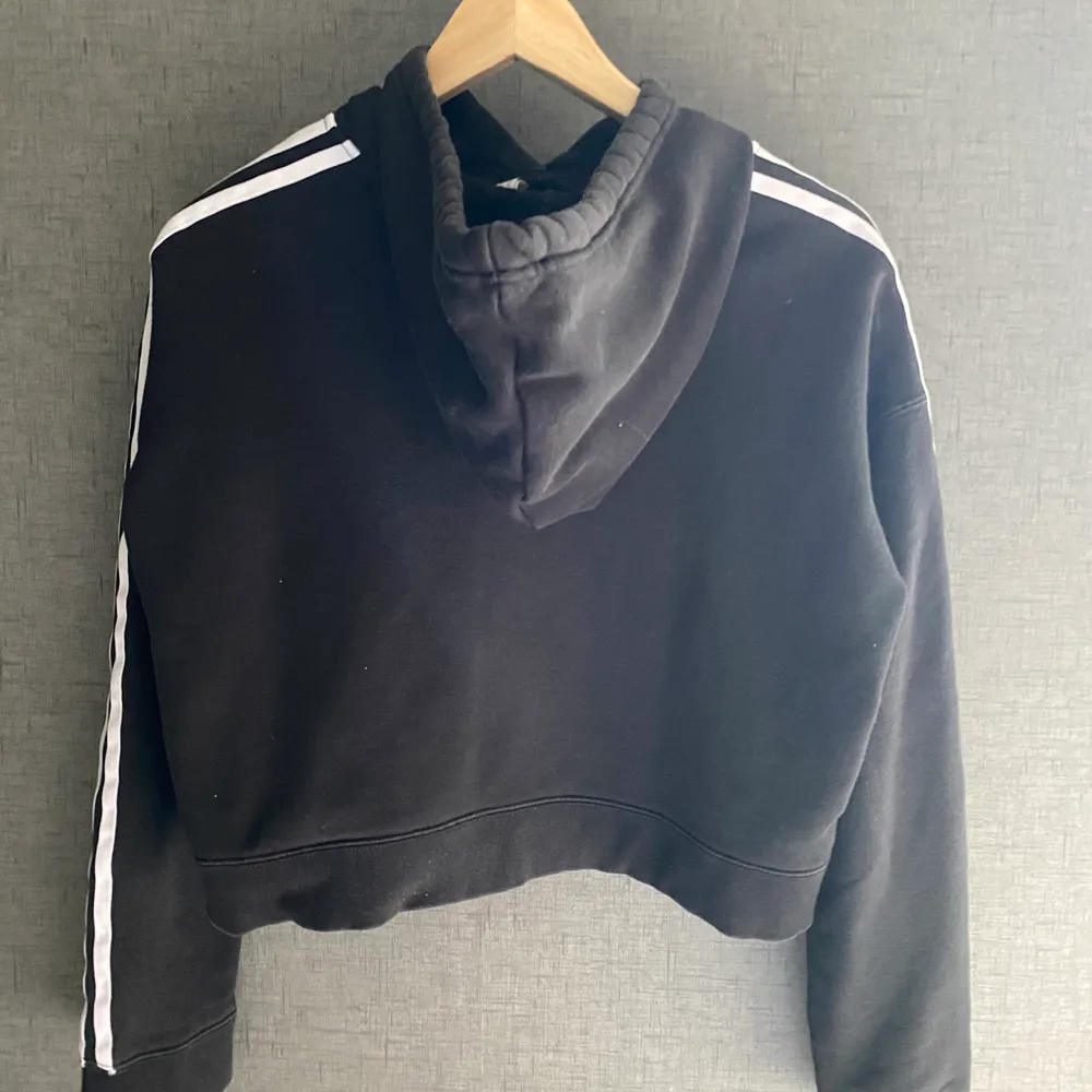 En cropped adidas Hoodie som är köpt på junkyard 💕 fint skick! Säljer den för 200kr + frakt . Hoodies.