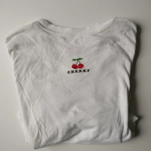 Tröja med broderi från W❤️C - Söt t-shirt köpt i Japan, Harajuku från W❤️C. Passar storlek M eller S. Frakt tillkommer på 40:- ✨