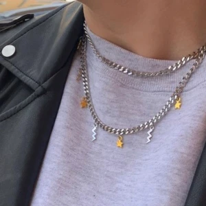 Halsband - Intressekoll på dessa två halsband (två separata). En vanlig kedja och en med detaljer, båda lika långa men längden går att justera. Köpte från ett UF företag som lagt ner! 