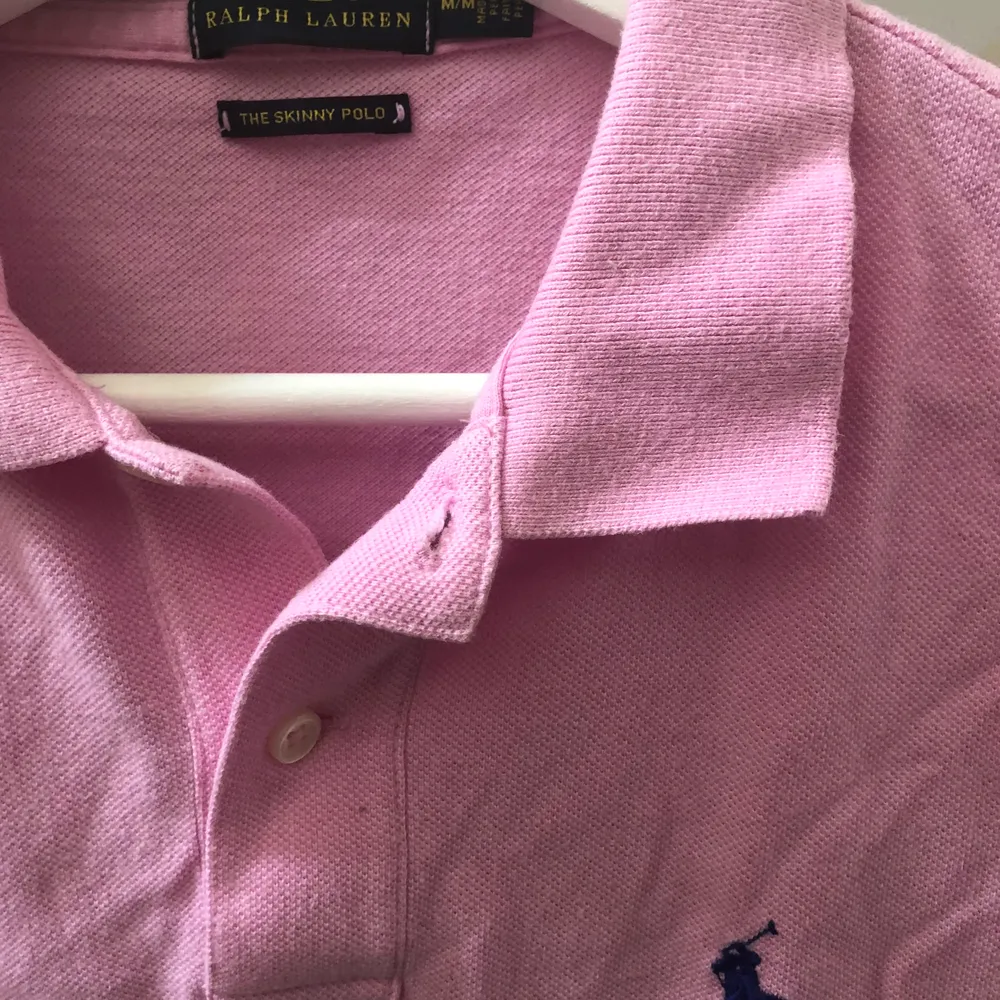 Fin rosa piketröja från Ralph Lauren. Köparen står för frakten. Fraktar endast.. Toppar.