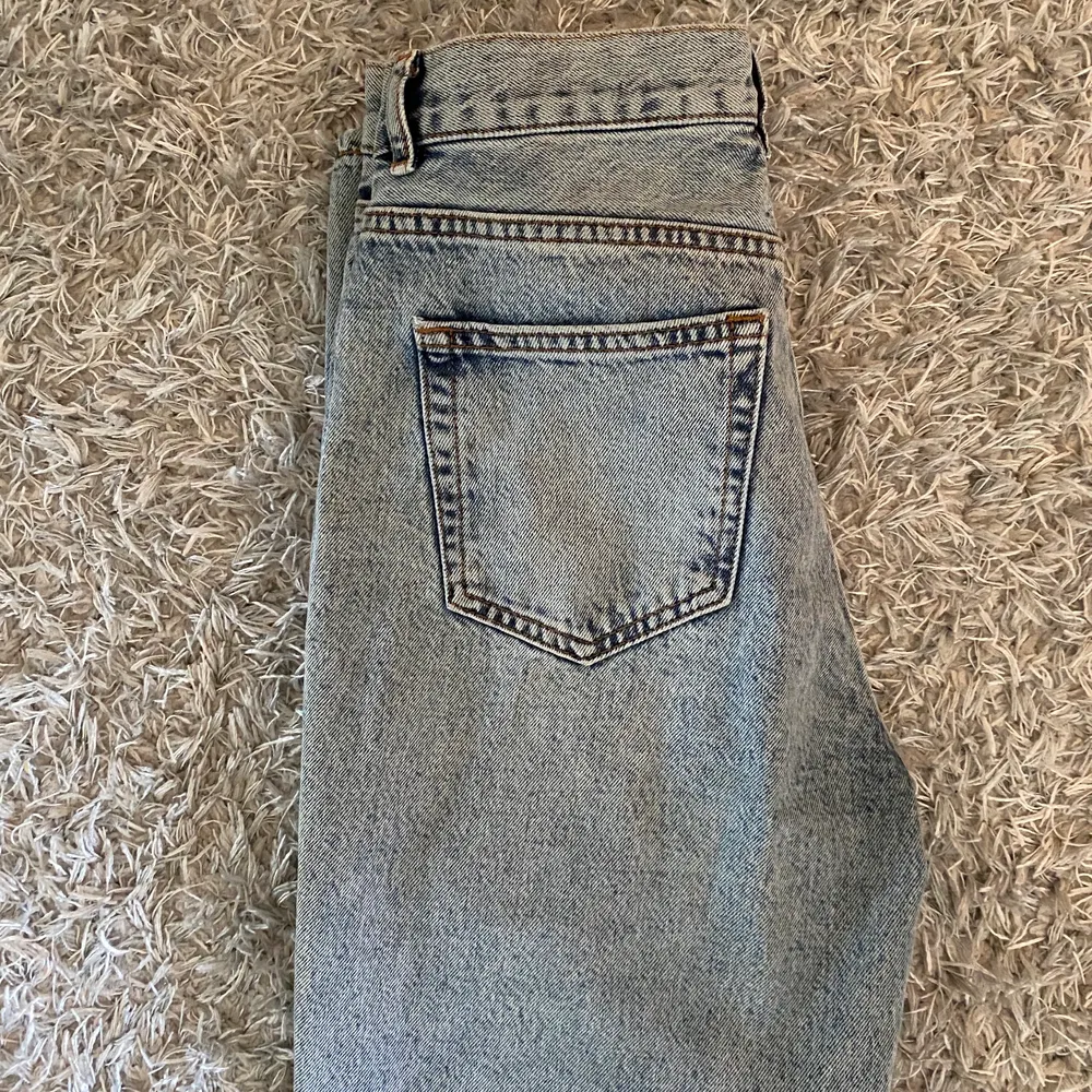 Supersnygga Mom jeans från BikBok. Knappt använda då de är lite små på mig 🤍🤍. Jeans & Byxor.