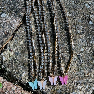 Fjäril halsband - Har även matchande örhängen. Måste tyvärr sälja av lite av min samling. Samlar på dessa halsband men har dubbletter av vissa och därför säljer jag. De flesta är köpta på neckontheline.com men har även köpt en del här på Plick. Pris med frakt. Fråga ombild