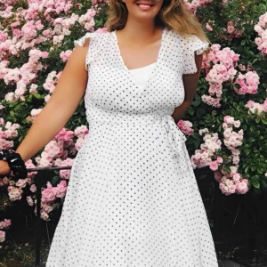  - Prickig omlottklänning från bikbok i storlek M. Väldigt din och bra skick!  Frakt på 50 kr tillkommer 📦 