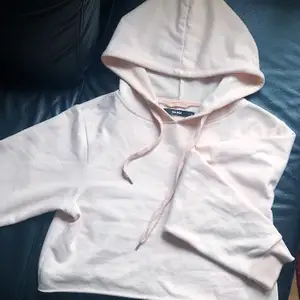 En mysig babyrosa croppad hoodie i strl S. Från bikbok, Insidan är flis, stor hoodie. Pris 70kr