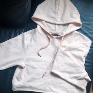 Baby pink Croppad hoodie 💗 - En mysig babyrosa croppad hoodie i strl S. Från bikbok, Insidan är flis, stor hoodie. Pris 70kr