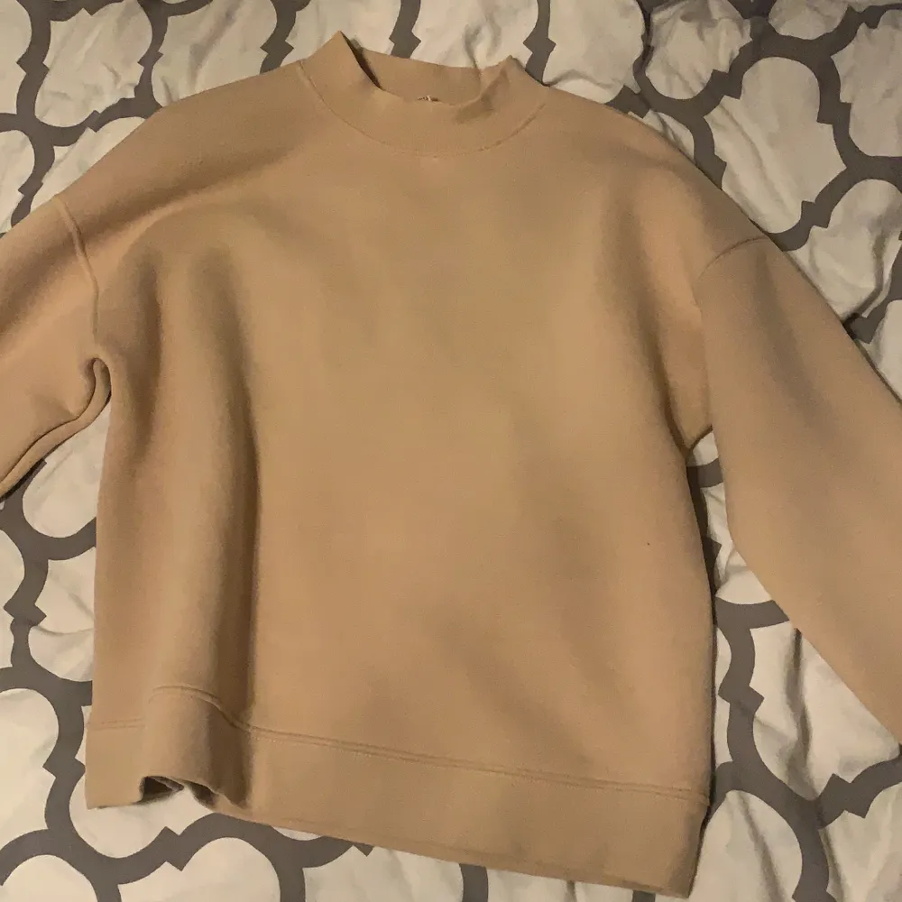 Beige sweater. Den är mycket mindre gul än den ser ut i kameran.. Tröjor & Koftor.