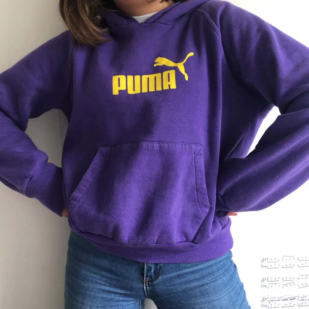 säljer denna super snygga lila hoodien! bra skick! väl använd men ändå bra skick ☺️ frakt tillkommer, priset kan diskuteras. Byter inte denna!. Hoodies.