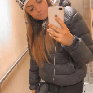 Peak performance jacka  - Säljer min peak performance jacka (frost down jacket) i storlek M dammodell, jackan är i nytt skick utan fläckar och skador, köparen står för frakten 