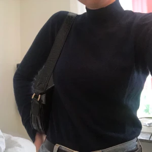 Tröja från Topshop i London - En jättemjuk marinblå polotröja i storlek 36 från Topshop, är liten i storleken och funkar om man annars brukar ha XS😘 Använt några gånger så den är i gott skick