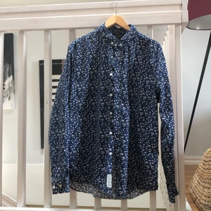 Blommig skjorta, Hampton Republic - Säljer en superbra nästan oanvänd skjorta! Stl 41/42 (typ L/XL). Som ny och superbra på sommarn! Hör av dig om du är intresserad!