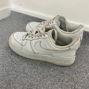 Nike air force 1  - Säljer mina nike air force 1 de är ganska gamla så säljer de ganska billigt.  Kan fraktas💕