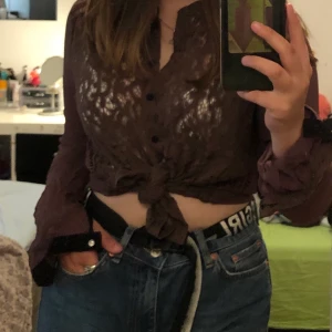 Brun blus🐻 - superfin brun blus med spets från halsen till slutet av tröjan🦦🦦 kan knäppas och stylas på många olika sätt, beror självklart på vad man själv gillar. Aldrig använd!!!Passar xs-m. 