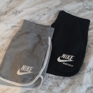 Nike mjukis shorts i storlek S - Ett par i grått och ett par i svart, båda är i storleken S. Båda är i bra skick. Dom är väldigt korta och med hög midja. Säljes tillsammans. Frakt kostnad tillkommer på 55kr💕