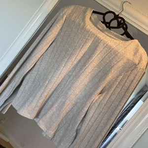 Beige stickad tröja - Andvänd 2ggr den är välldigt dkön o snygg den är M men passae mig som har xs/s