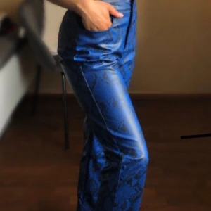 NA-KD - Byxor i ormrskin från NA-KD , aldrig använda .