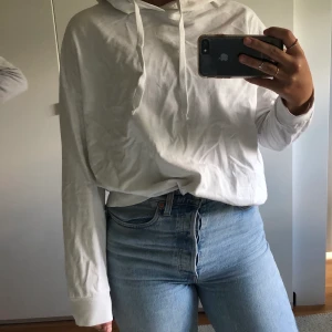 Vit hoodie - Fint skick, kan stryka den hehe, 120kr inklusive frakt 