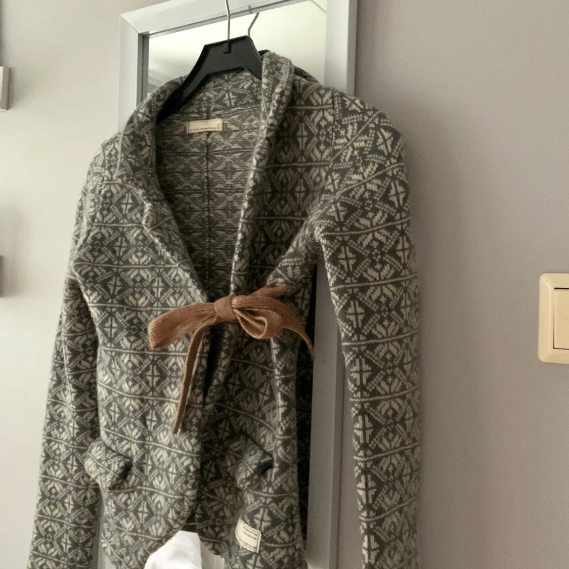 Grå stickad kofta från Odd Molly