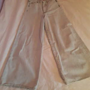 Jeans - Rätt så nya och skitsnygga, du kommer garanterat  få komplimanger. Väldigt bra kvalitet men tyvärr är det fel storlek för mig men sitter skitbra på min kompis (som inte tycker om jeans). Nypris: 500kr
