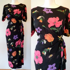 Vintage klänning  -  Vintage klänning, inköpt i Barcelona. Storlek 38 men dragkedja baktill och går även att knyta i midjan. Man kan reglera storleken i midjan. Längden är 130 cm, omkrets byst 90 cm.  (frakt 39 kr )  