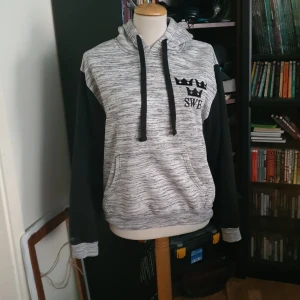 Hoodie - En hoodie i storlek M, från tjejavdelningen, bra skick men används aldrig av mig. Köparen står för evt frakt