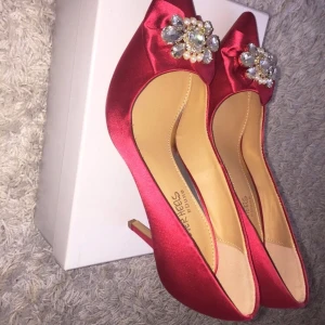 Klackskor  - Oanvända Klackskor köpa för 750 mitt pris 379kr i storlek 40