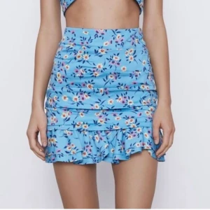 Zara kjol storlek M - Sjukt fin och slutsåld kjol från Zara. M men passar definitivt mindre storlek. Endast testad men tyvärr inte min stil.💕 Skickar imorgon söndag 28 juni😊 HÖGSTA BUD 300kr + frakt!!