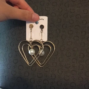 Örhänge  - Ett par örhänge i guld. Säljer dessa eftersom jag inte har någon användning för dem