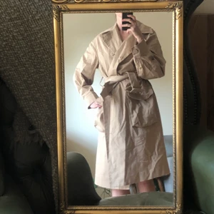 Trench  - Beige trenchcoat från Other stories. Tryckknappar. Aldrig använd. Kan tänka mig att skicka men upphämtning prioriteras. 