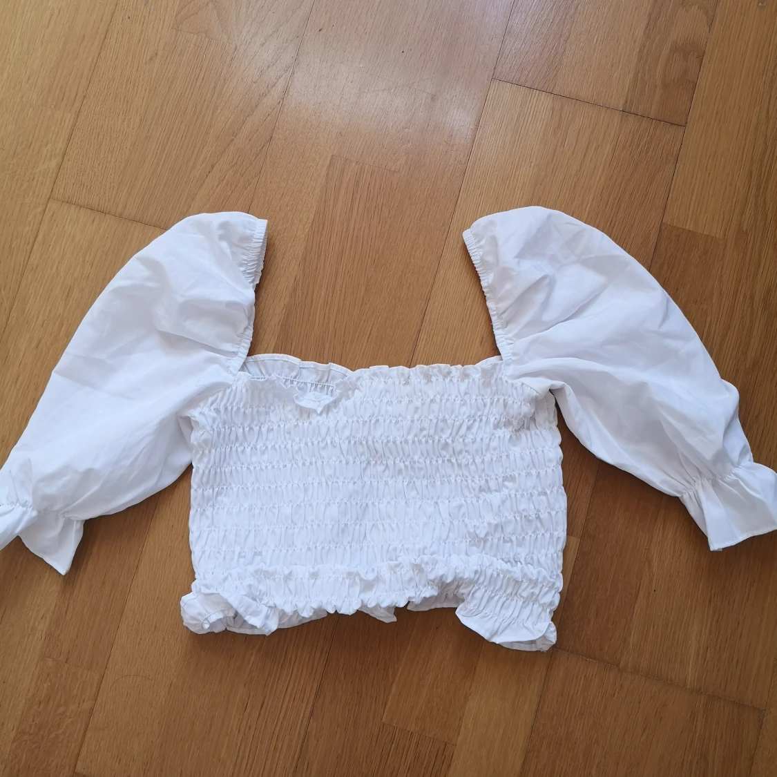 vit topp med puffärmar från nelly