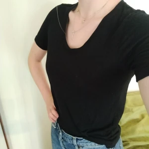 Enkel svart t shirt - Enkel svart t-shirt, felfritt skick men har lite många likadana :) väldigt mjuk. Passar XS-M. Vi delar på frakten om du köper fler än ett plagg! ✨